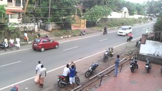 preview picture of video 'ktm duke 200 wheelie & stopiee on kerala highway,edappal ( team HTRZ )'