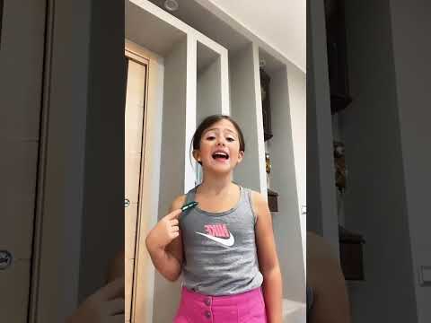 Vanessa has real claws😅 #vanessaeanastasia #mammaromina #shorts