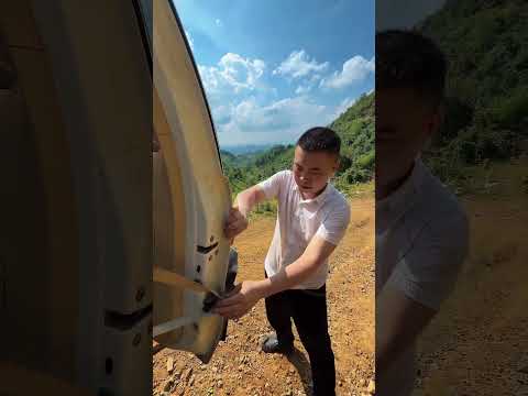 Cảm động chàng thanh niên đi xe sang quỳ gối làm 