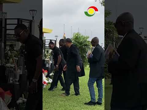 Goosie Tanoh and 24-Hour Economy team lay flowers in honour of victims to pay their respects.