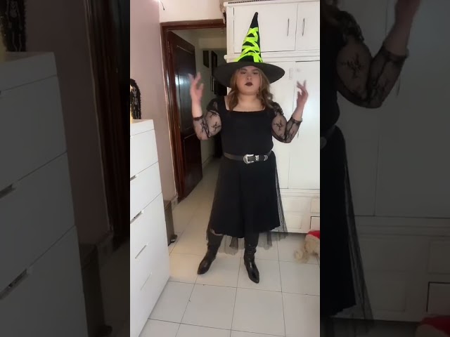 Vídeo relacionado con My Other Me - Disfraz para mujer adulto de Colonial rojo con vestido y enagua talla S. Perfecto para revivir la elegancia de épocas pasadas en tu próxima fiesta de disfraces