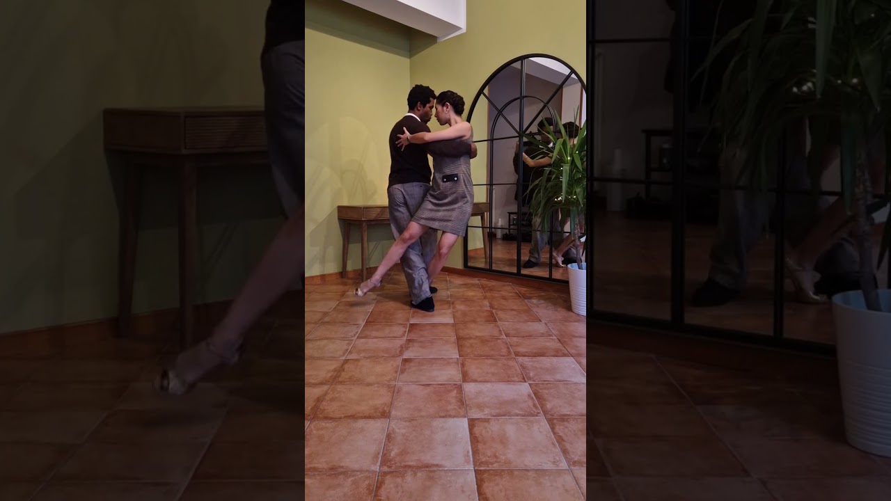 Practicing some balance in the partnership. Colgada & Gancho Julio Alvarez y Silvina Tse