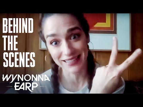 afbeelding WYNONNA EARP | Hang In And Geek Out with The Wynonna Earp Crew | SYFY