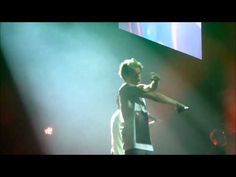 1D TMH Tour FRONT ROW - Kiss You (24/02/13)