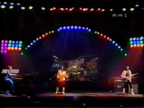 Pooh - Nascerò con te (live Palasport '82)