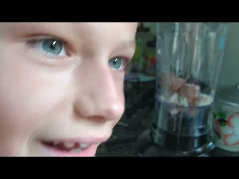 Nicolas fazendo milk chake