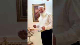 ברכה לחיילי צה"ל הפצועים | בהדלקת נרות חנוכה עם הרב שמואל אליהו (הרב שמואל אליהו) - התמונה מוצגת ישירות מתוך אתר האינטרנט יוטיוב. זכויות היוצרים בתמונה שייכות ליוצרה. קישור קרדיט למקור התוכן נמצא בתוך דף הסרטון