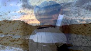 Shlomo Carlebach Nachamu Ami – שלמה קרליבך נחמו עמי (הזמר והיוצר בנימין שטיינברג) - התמונה מוצגת ישירות מתוך אתר האינטרנט יוטיוב. זכויות היוצרים בתמונה שייכות ליוצרה. קישור קרדיט למקור התוכן נמצא בתוך דף הסרטון