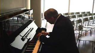 Eggleston plays the piano at the Hara Museum.avi