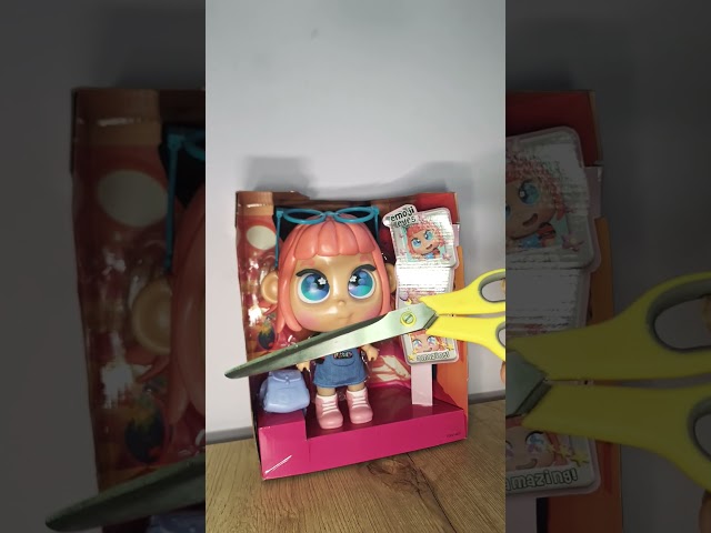 Vídeo relacionado con Trotties - Mini Sophie in Paris, Set de Juguete con Torre Eiffel Rosa, 1 Mini muñeca y Muchos Accesorios, con 3 escenarios y Pegatinas para Decorar, Regalo + 3 años, Famosa (TFT07000)