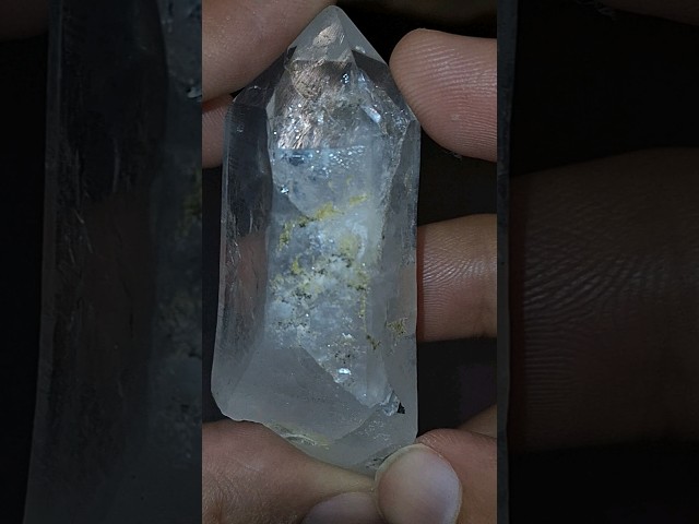 حجر كوارتز خام طبيعي تحفة للإقتناء أو الإهداء
