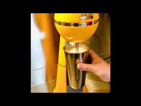 Milchschaum mit Artemis in Schönbergers Kaffeegreissler