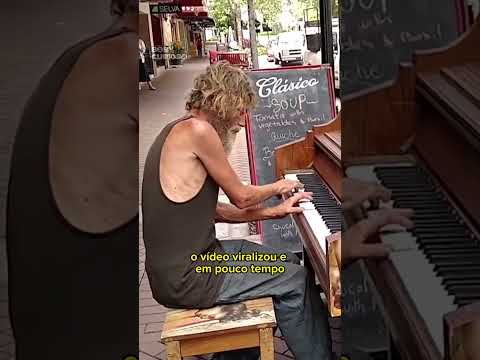 Mendigo se Aproxima do Piano e a Mágica Acontece