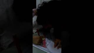 Maria Cecilia concentrada nas tarefinha