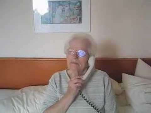 060708 Fonierende Oma