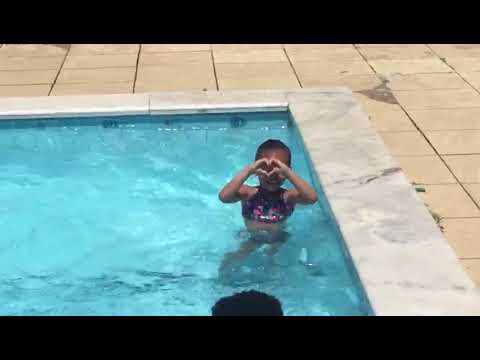 Diversão na piscina com os primos 💙