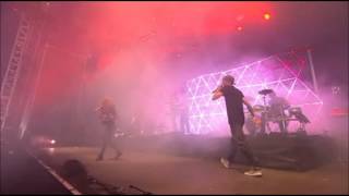 DJ Fresh feat. Fleur - Hot Right Now (Live V Festival 2012)