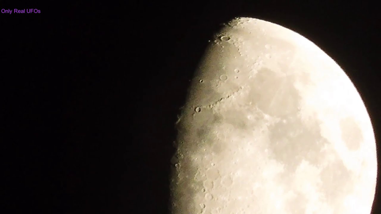 Two UFOs fly over Moscow and the Moon. Filmed by me 12.06.2019