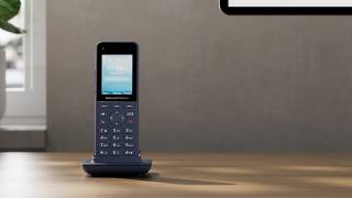 هاتف IP لاسلكي جراندستريم Wi‑Fi 6 و3 حسابات SIP وبطارية 3000mAh موديل WP826