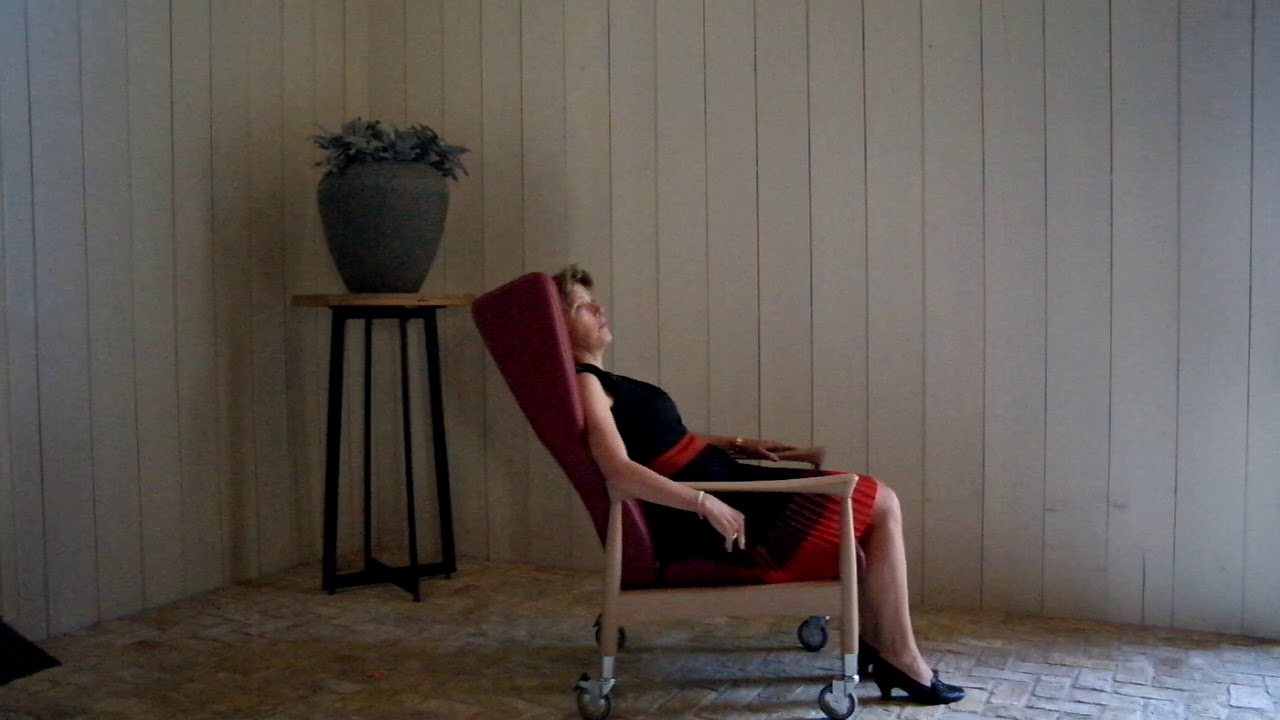 Hoge stoel waar ouderen makkelijk en veilig uit opstaan 1