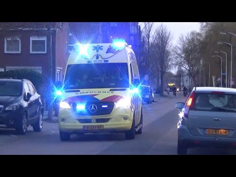 Ambulance 10-191 met spoed naar een melding in Wormerveer