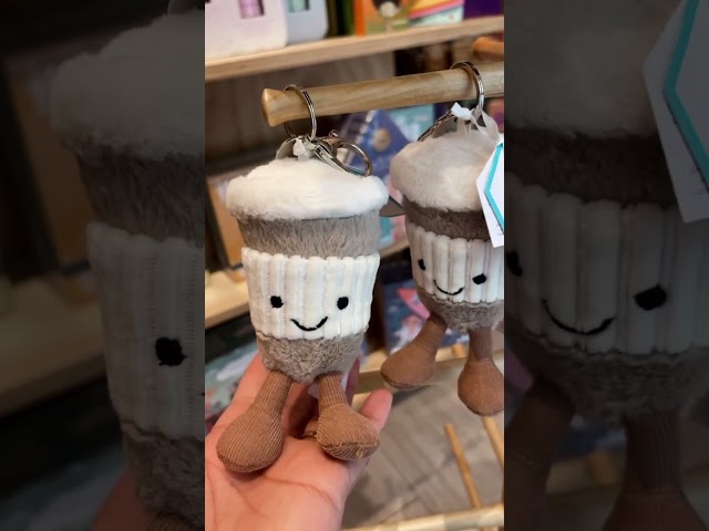 Vídeo relacionado con Sempidka Colgante de felpa para llavero, decoración de recuerdo de peluche coleccionable, colgante de peluche con figura de animal, para niños, estudiantes, novia, escuela, viajes, de hombro
