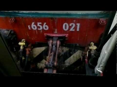 E656-021 in traino dall'uscita della stazione di Siracusa all'entrata della stazione Targia