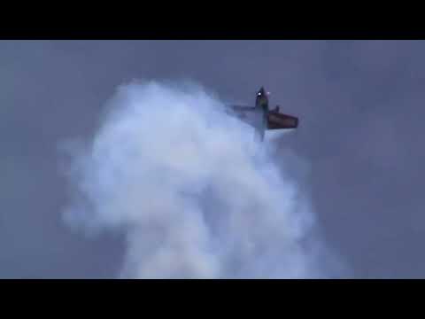 Michael Goulian Extra 330 SC Aerobatics