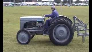 preview picture of video 'Tractors , (with Fergies) Geelong Show 2009'