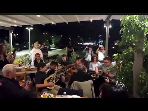 Βίντεο του Σταύρου Ξαρχάκου μαζί με τα παιδιά να παίζουν τη Φραγκοσυριανή