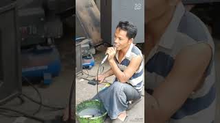 Download lagu VIRAL. tukang bok Saud menyanyikan lagu TERBAYANG BAYANG.  Ona Sutra? mp3