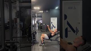 CURL EN BANCO INCLINADO EN POLEA ALTA