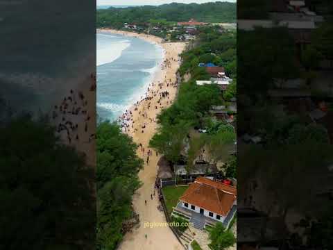 Pantai di Gunung Kidul, Yogyakarta ini bener-bener bikin takjub! 🌊✨ Siap-siap jatuh cinta!