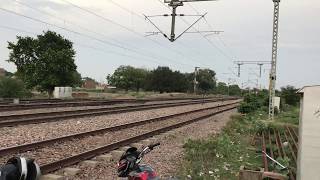 preview picture of video 'Indian Railways train number 14163 Sangam Express at Bamhrauli Railway Station in Allahabad, UP.'