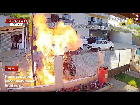 Vídeo: Homem ateia fogo na própria moto durante fiscalização.