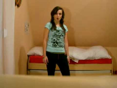 TURKISH GIRL SINGING GREEK SONG