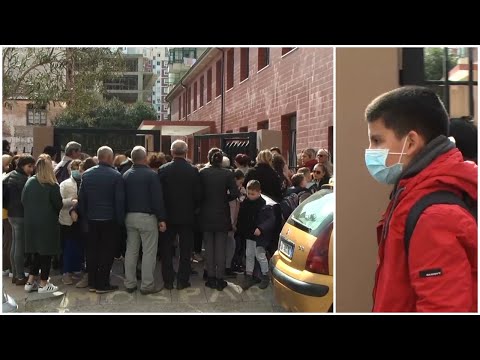 Nxenesit e Durresit shkojne ne shkolle me maska, prinderit: Po abuzohet me çmimet | ABC News Albania