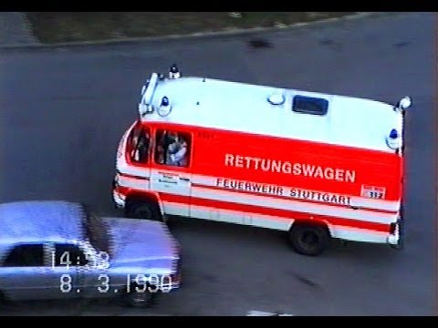 Feuerwehr Stuttgart: Responding ambulance / RTW 5/83-1 mit Bosch Horn,  08.03.1990.