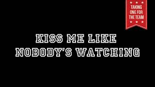 Simple Plan - Kiss me like nobody&#39;s watching (Lyrics)