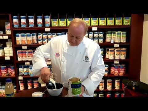 Alfons Schuhbeck bereitet Müsli zu