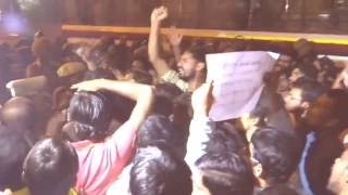 Delhi Police forcefully surrouded JNU students while demanding Justice for Najeeb