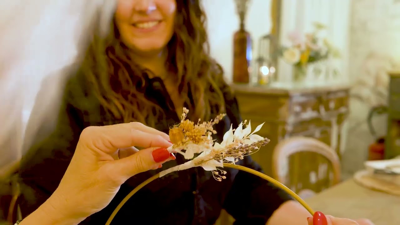 Réalisez votre couronne de fleurs séchées autour d'un goûter ou apéro avec Amélie - Vidéo