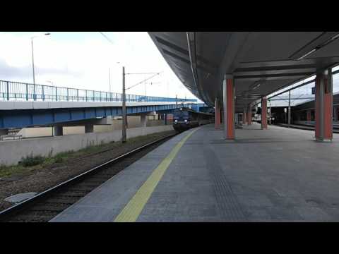 EP09-008 z IC 38104 Światowid odjeżdża ze stacji początkowej.