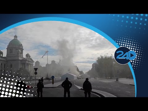 Gori šator na platou ispred Skupštine