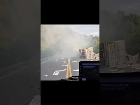 Carreta tomba na BR-386 após possível falha nos freios em Pouso Novo