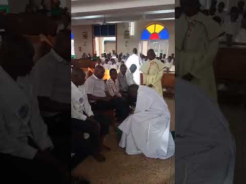 Aliwaosha miguu yao #alhamisikuu#choir#arushatanzania