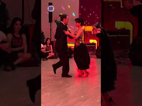 Lorena Tarantino & Gianpiero Galdi dance to "Gipsy Vals", live by El Cachivache Quinteto (12/13)