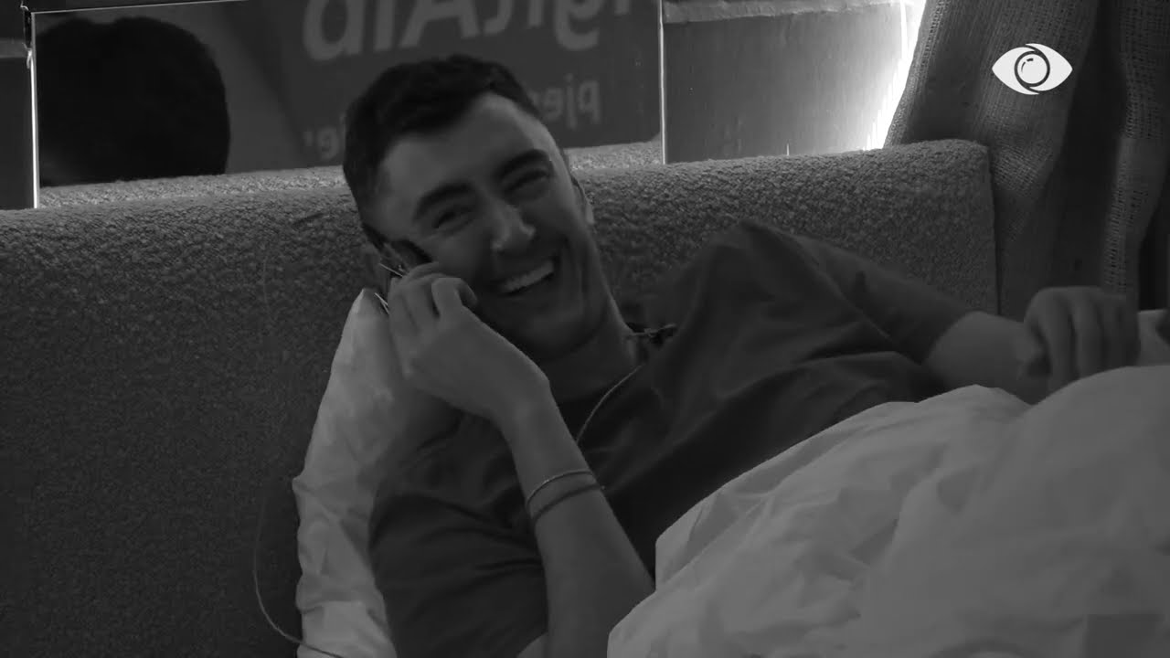 Roza dhe Drini lojë me mikrofonat, i përdorin si telefona