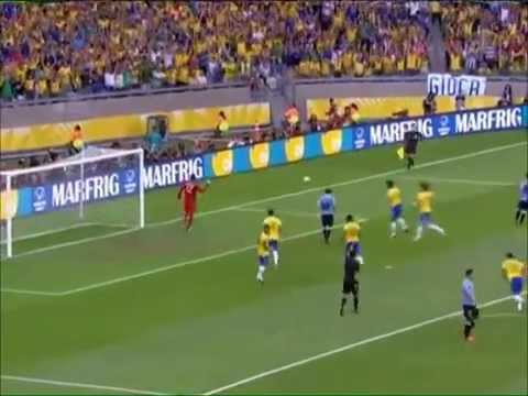 Júlio César defende  pênalti de Forlán