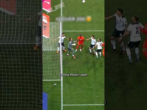 Kecerdasan seorang kiper di luar nalar.😳🤯